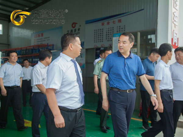 嘉祥县县委书记周生宏，视察天蕴漆业公司