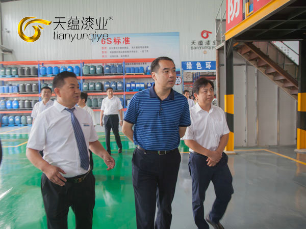 嘉祥县县委书记周生宏，视察天蕴漆业公司